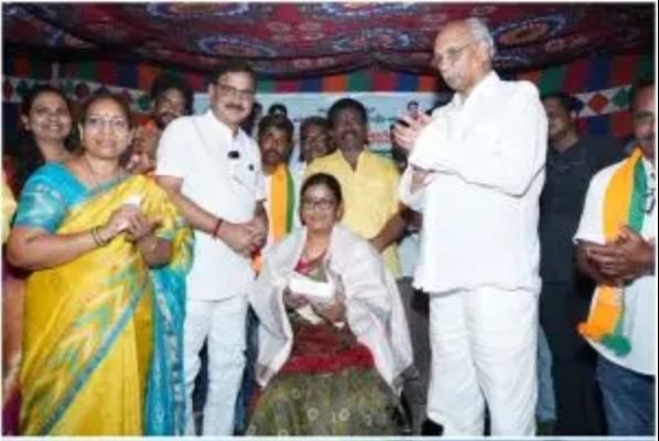 ఆరోగ్యవంతమైన సమాజ నిర్మాణమే ప్రధాని మోదీ లక్ష్యం: కేంద్రమంత్రి శ్రీనివాస వర్మ  పెర్మిపాలెం అంగన్‌వాడీ కేంద్రంలో చిన్నారులకు పండ్లు, స్వీట్ల పంపిణీ