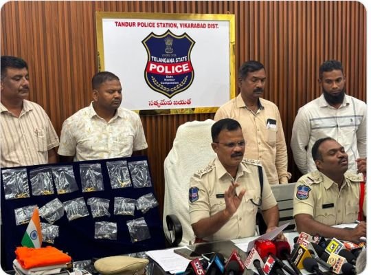దొంగల ముఠా అరెస్ట్‌.. 8 తులాల బంగారం, రూ.లక్ష నగదు స్వాధీనం
