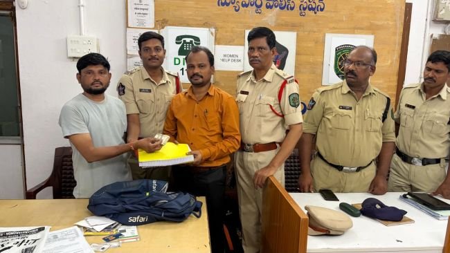 నిజాయతీ చాటుకున్న వ్యక్తి.. బాధితుడికి బ్యాగు అప్పగించిన న్యూ పోర్ట్ పోలీసులు