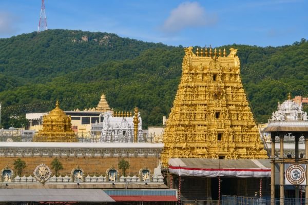 తిరుమలలో భక్తుల రద్దీ.. సర్వదర్శనానికి 24 గంటలు