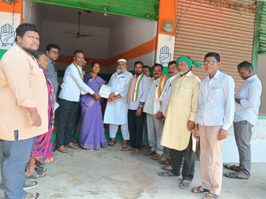 సీఎంఆర్ఎఫ్ చెక్కు అందజేసిన ఆత్రం సుగుణక్క