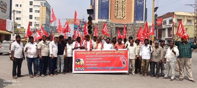 ఈ-చలానాల నిర్ణయాన్ని వెనక్కి తీసుకోవాలి  ఆటో యూనియన్‌ ఆధ్వర్యంలో నిరసన