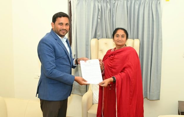 పాఠశాలల కాంపౌండ్‌ వాల్స్‌కు రూ.8 కోట్ల CSR నిధులు ఇవ్వండి*  *HPCL RMను కోరిన మంత్రి సవిత*