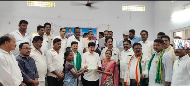 కళ్యాణ్ లక్ష్మి, స్మార్ట్ రేషన్ కార్డులను పంపిణీ చేసిన భద్రాచలం ఎమ్మెల్యే