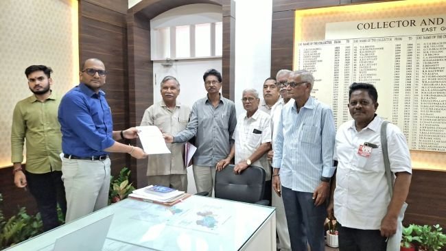 డిమాండ్ల సాధనకు పెన్షనర్లు గళం కలెక్టర్ కి వినతి