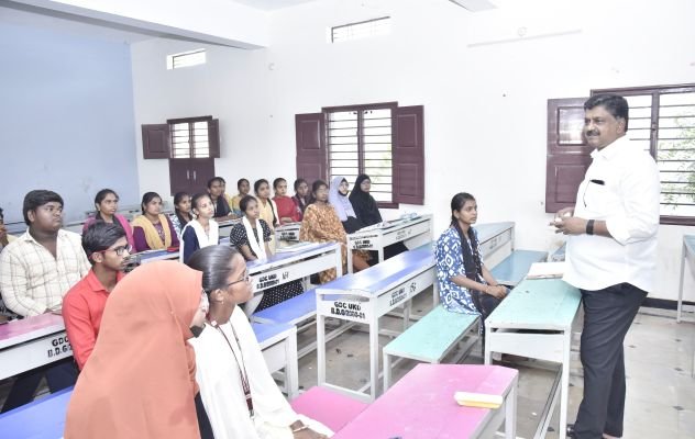అధ్యాపకుడు గా మారిన రాష్ట్ర మంత్రి పయ్యావుల కేశవ్ 
