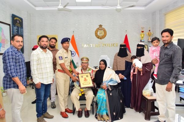 పదవీ విరమణ పొందిన ఏఎస్ఐకి సన్మానం
