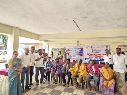 పారిశుద్ధ్య కార్మికుల సేవలకు సత్కారం....