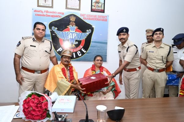 పదవీ విరమణ చేసిన పోలీసు అధికారులు ఘన సన్మానం