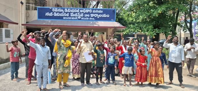 గిరిజనుల ఇల్లు కూలిస్తే ఊరుకునేది లేదు  -కూల్చిన ప్రతి ఇంటికి 25 లక్షల నష్టపరిహారం, ప్రత్యామ్నాయ స్థలం ఇవ్వాలి -బాధితులతో కలిసి ఆర్డిఓ కార్యాలయం వద్ద సిపిఎం ధర్నా  -బాధిత గిరిజనులకు తక్షణమే న్యాయం చేస్తామని ఆర్‌డీఓ బి.రామమోహన్ హామీ