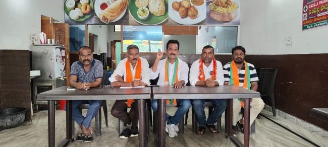పర్యటనలపై ఉన్న శ్రద్ధ హామీలు నెరవేర్చడం పై ఉంచాలి  – వెన్నమనేని శ్రీధర్ రావు