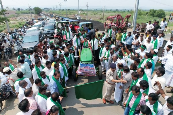 హార్టికల్చర్ హబ్ కు సంఘీభావంగా పులివెందులలో భారీ ట్రాక్టర్ ర్యాలీ