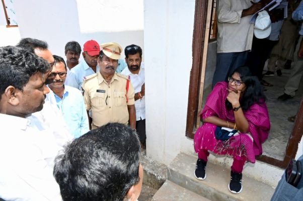  పోలవరం ప్రాజెక్టు నిర్వాసితులకు ఆర్ అండ్ ఆర్ ప్యాకేజీ పంపిణీలో అవకతవకలు జరిగితే సంబంధిత కఠిన  చర్యలు తీసుకుంటానని జిల్లా కలెక్టర్ కె. వెట్రిసెల్వి అధికారులను  హెచ్చరించారు.
