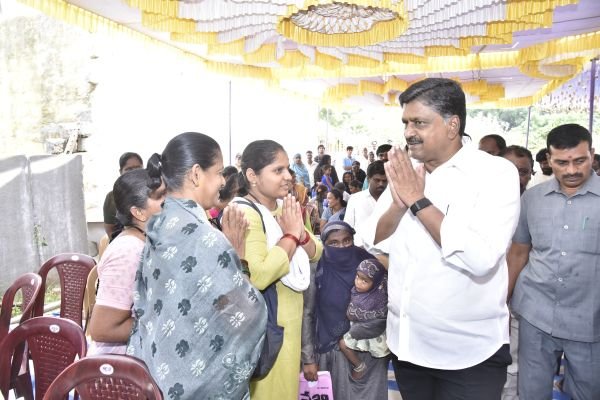 ఉరవకొండలో నూతన పాఠశాల కమిటీల చైర్మన్లు, సభ్యులతో మంత్రి పయ్యావుల కేశవ్ భేటీ