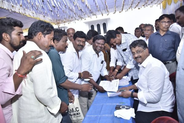 ఉరవకొండలో ప్రజాదర్బార్.. ప్రజల నుంచి అర్జీలు స్వీకరించిన మంత్రి పయ్యావుల కేశవ్