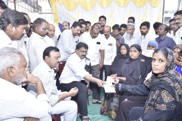 రోడ్డు ప్రమాద మృతుల కుటుంబాలకు మంత్రి పయ్యావుల కేశవ్ ఆర్థిక సహాయం