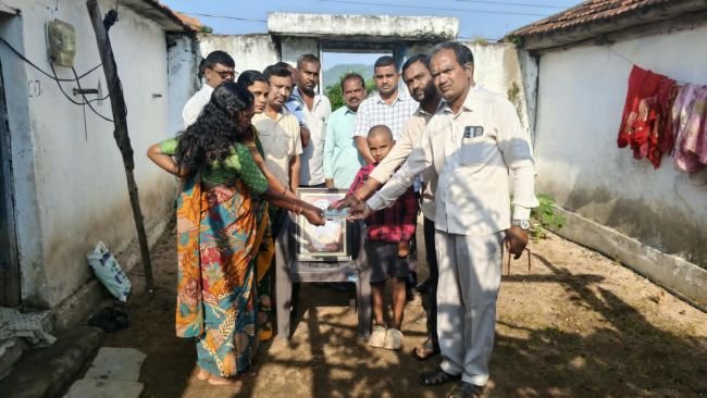 బాధిత కుటుంబానికి ఆర్థిక సహాయం