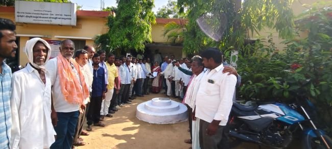 కొత్తచెరువు సమస్యను పరిష్కరించాలని ఎమ్మార్వో కు వినతి