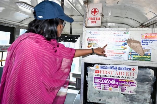 ఆర్టీసీ బస్టాండ్ ను ఆకస్మికంగా సందర్శించి జిల్లా కలెక్టర్ వెట్రిసెల్వి 