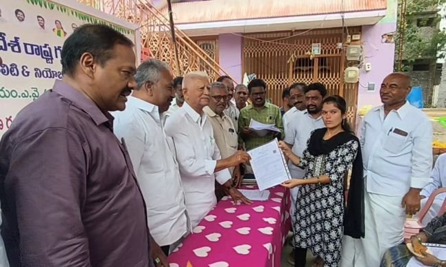 ప్రొద్దుటూరులో 83 మంది లబ్ధిదారుల ఇళ్లకు మంజూరు పత్రాలు పంపిణీ 