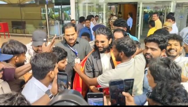 పారడైజ్‌ సక్సెస్‌ మీట్‌కు గన్నవరం చేరుకున్న హీరో నాని.