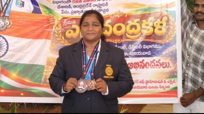 కామన్వెల్త్‌ పవర్‌లిఫ్టింగ్‌లో రజత విజేత చంద్రకళకు ఘన స్వాగతం.  