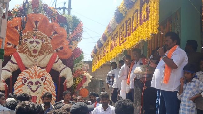 కాకరపర్రులో కనువిందు చేసిన పుష్ప కళాకృతులు రూ.5 లక్షల పూలతో గణనాథుని అలంకరణ!