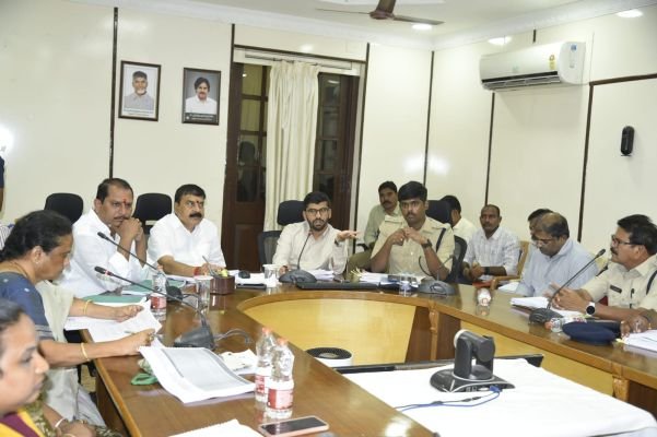 ఎస్సీ, ఎస్టీల సమస్యలను సత్వరం పరిష్కరించాలి
