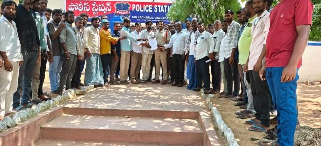 పండుగల సాయన్న చిత్రపటం ధ్వంసం చేసిన వారిపై చర్యలు తీసుకోవాలని వినతి