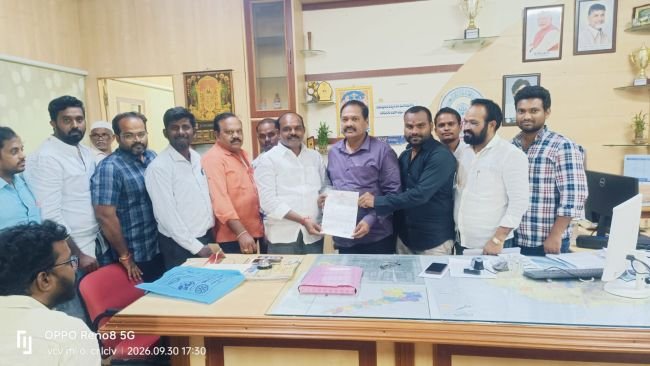 స్వర్ణ వార్డు ఉద్యోగుల సమస్యలు  పరిష్కరించండి :ఎన్జీఓ ప్రెసిడెంట్ వినతి