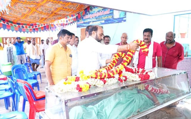 కూనల కొండమ్మమృతికి ఘన నివాళి అర్పించిన ఎమ్మెల్యే కాకర్ల సురేష్