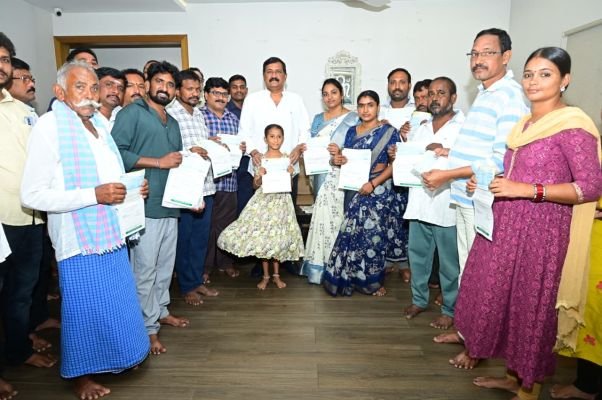 సీఎం రిలీఫ్ ఫండ్ చెక్కుల అందజేత