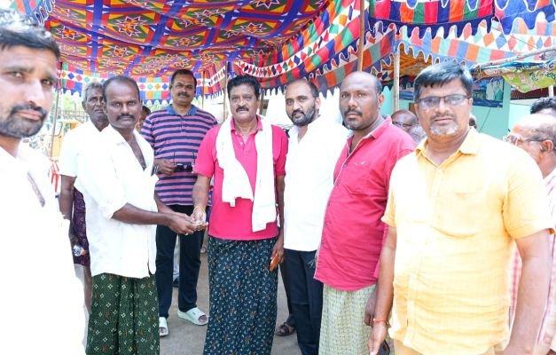 కరెంట్ షాక్ బాధితుడికి ఎమ్మెల్యే కాకర్ల సురేష్ ఆర్థిక సాయం