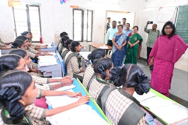 ఉపాధ్యాయురాలుగా  మారి విద్యార్థులకు పాఠాలు బోధించిన జిల్లా కలెక్టరు కె.వెట్రిసెల్వి