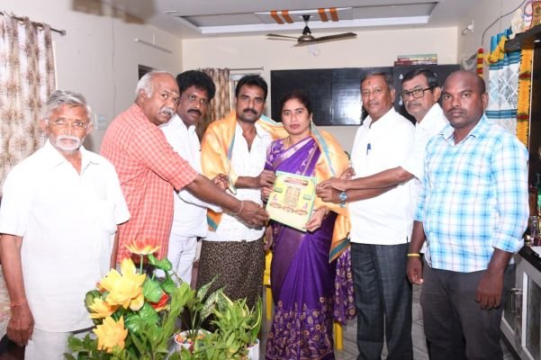 పోలేరమ్మ జాతరకు మేయర్ కు ఆహ్వానం