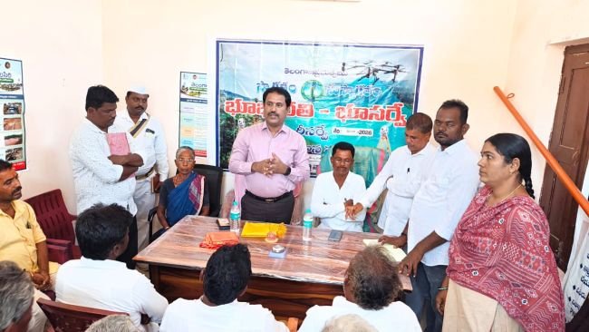 భూముల రి-సర్వే పనులు పరిశీలించిన అడిషనల్ కలెక్టర్ 