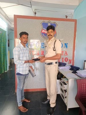 పోగొట్టుకున్న మొబైల్ బాధితుడికి అందజేసిన అశ్వారావుపేట పోలీసులు