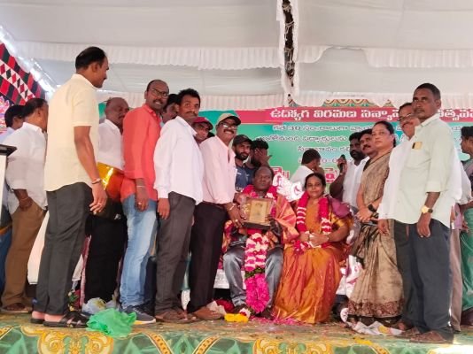 పదవీ విరమణ పొందిన ఉపాధ్యాయుడికి ఘన సన్మానం