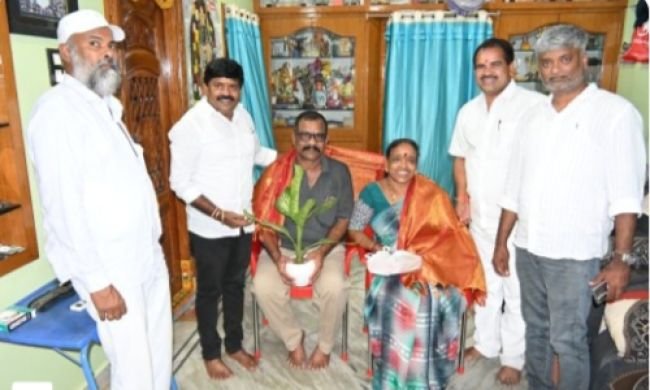 రిటైర్డు యంపిడిఓ ను సన్మానించిన ఎమ్మెల్యే.