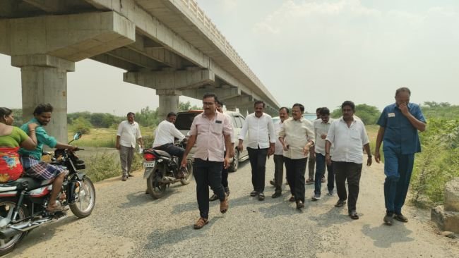 పంబలేరు వంతెన రహదారి పనుల పరిశీలన