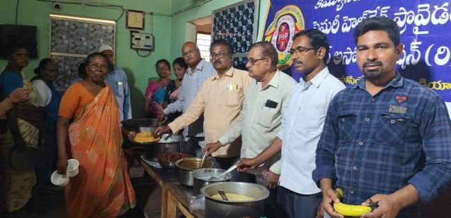 మొదటి నెల జీతంతో వృద్ధాశ్రమంలో అన్నదానం