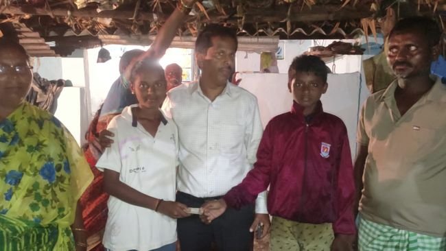 డాక్టర్ ఆలేటి శ్రీనివాస్ గౌడ్మందుల సంధ్య కుటుంబానికి పరామర్శ