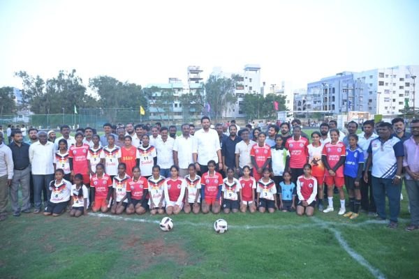 కర్నూలు స్టేడియంలో ఫుట్‌బాల్ గ్రౌండ్ ను ప్రారంభించిన మంత్రి టీజీ భరత్ గుప్త