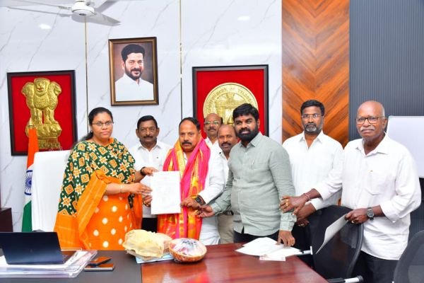 పాలమూరు రెడ్‌క్రాస్ సభ్యులను సన్మానించిన కలెక్టర్ 