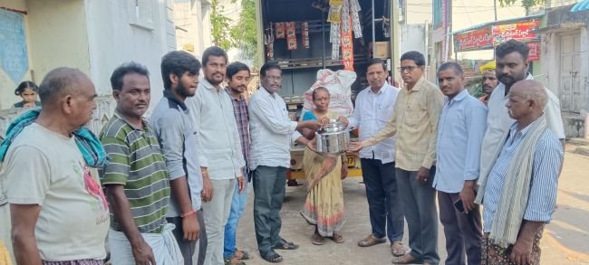 ప్రతీ గ్రామం పరిశుభ్రతే  లక్ష్యంగా స్వచ్ఛ రథంతో వ్యర్థాలు సేకరణ "ఎంపిడిఓ "