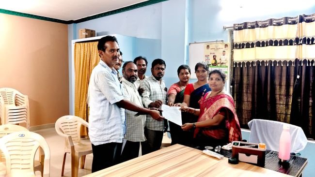ఫీల్డ్‌ అసిస్టెంట్ల సమస్యలు పరిష్కరించాలి