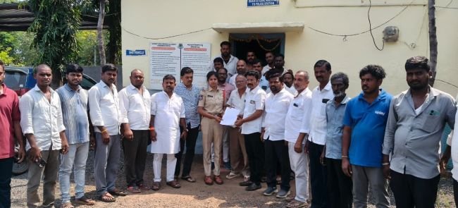 కొత్తపల్లి సర్పంచ్ ఇంటిపై గుర్తుతెలియని దుండగుల రాళ్లదాడి 