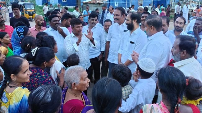టిడ్కో గృహ సముదాయంలో పర్యటించిన మాజీ ఎమ్మెల్యే గంగుల నాని