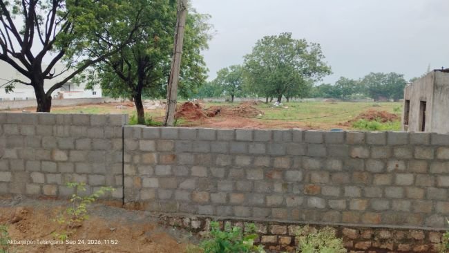 మూడు గ్రామాలను కలిపే నక్షబాటపై కబ్జా ఆరోపణలు.. ప్రజా రహదారిపై ప్రహరీ గోడ నిర్మాణం