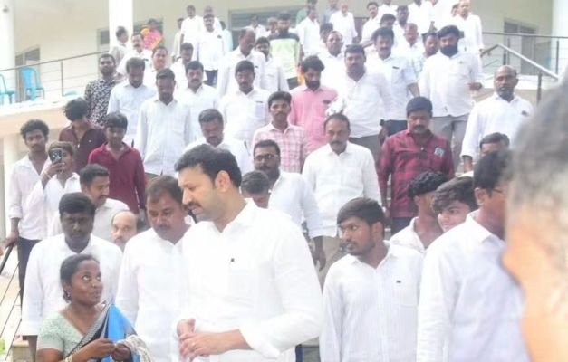 ప్రజా సమస్యల పరిష్కారానికి ప్రాధాన్యం ఇవ్వాలి. కడప ఎంపీ వైఎస్ అవినాష్ రెడ్డి